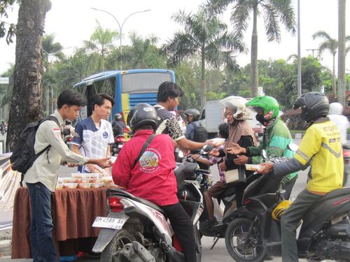 HTP Esport University berbagi takjil kepada masyarakat dan pengendara di Pekanbaru. (Foto: Sri Wahyuni)