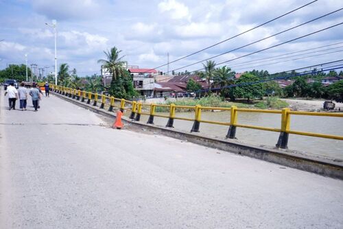 Jembatan Sungai Rokan yang miring. (Foto: Media Center Riau)