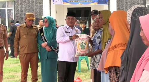 Ketua Baznas Rohil, H.Jefrizal menyerahkan bantuan sembako kepada masyarakat kecamatan Pekaitan (foto/afrizal)