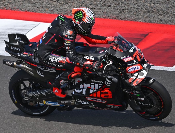 Pebalap Aprilia Racing Marco Bezzecchi memacu kecepatan sepeda motornya dalam sesi kualifikasi Q2 MotoGP Indonesia 2025 di Sirkuit Internasional Pertamina Mandalika, Lombok Tengah, Nusa Tenggara Barat, Sabtu (4/10/2025).
