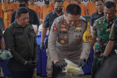 Kapolda Riau, Irjen Pol M Iqbal saat pemusnahan barang bukti narkoba di Mapolda Riau.(foto: mcr)