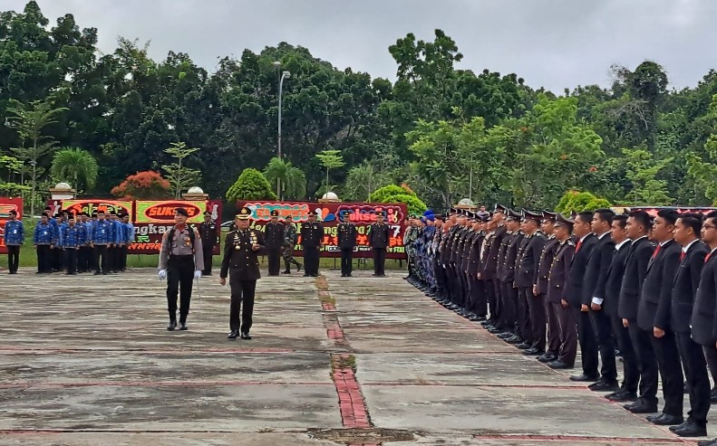 Kapolres Pelalawan, AKBP Suwinto, SH, SIK, saat membacakan amanat Kapolda Riau dalam upacara memperingati HUT Bhayangkara ke 77 di halaman Kantor Bupati Pelalawan (foto/andi)