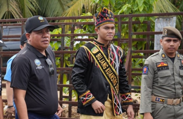 Plt Bupati Kuansing, Suhardiman Amby (kiri) ajak peserta Kejurnas menonton pacu jalur tradisional di Gunung Toar (foto/sandi-halloriau)