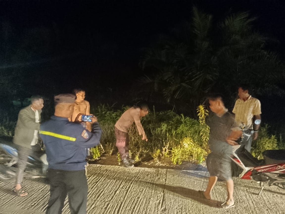 Polsek Bangko lakukan penyelidikan terhadap penemuan bayi di belakang Hutan Kota Bagansiapiapi (foto/Afrizal)