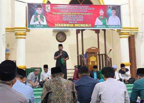 Bupati Pelalawan, Zukri Misran saat hadiri magrib mengaji di Komplek Townsite II RAPP.(foto: andi/halloriau.com)