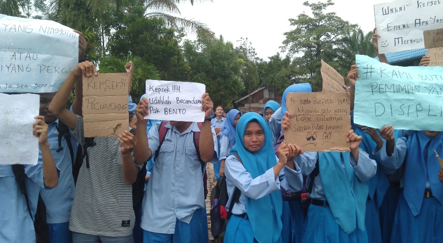 Aksi mogok ratusan pelajar SMAN 3 Rambah, Rohul yang menuntut Kepsek Kenedi mundur dari jabatannya.