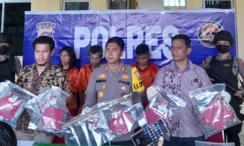 Kapolres Kuansing, AKBP Rendra Oktha Dinata, S.IK didampingi Kasat Reskrim, AKP Linther Sihaloho dan Kanit I Reskrim Ipda Mario saat jumpa pers, Jumat (7/10/2022) sore di Mapolres Kuansing.(foto: ultra/halloriau.com)