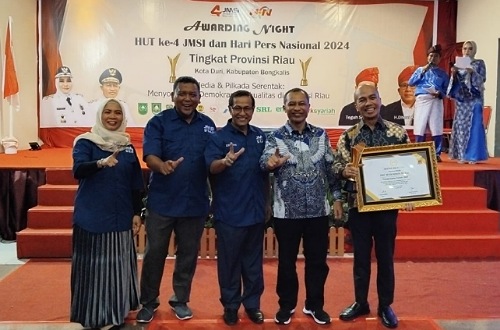 Rektor UIR, Prof Syafrinaldi raih penghargaan sebagai Rektor Terbaik di JMSI Award 2024.(foto: istimewa)