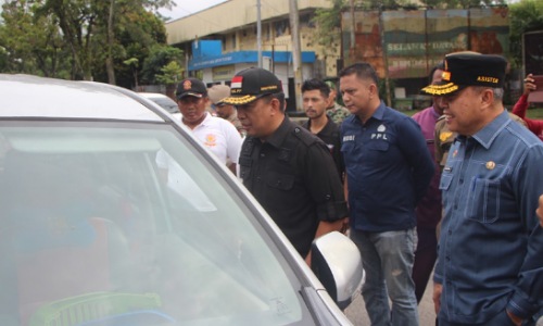 Tim Yustisi Pemko Pekanbaru melakukan sosialisasi kepada pengendara agar tidak membuang sampah dari dalam mobil.(foto: rahmat/halloriau.com)