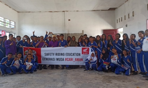 Instruktur Safety Riding CDN Riau, Steven bersama para siswa SMPN 10 Tapung.(foto: istimewa)