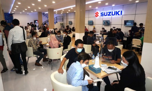 Ramai pengunjung di booth Suzuki saat GIIAS 2022 berlangsung.(foto: istimewa)