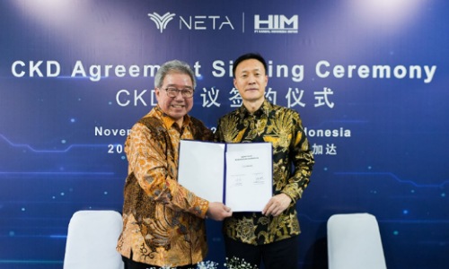 Co-founder & CEO of NETA Auto, Zhang Yong bersama  Wakil Komisaris Utama PT HIM, Jongkie Sugiarto saat penandatanganan MoU NETA-HIM.(foto: istimewa)