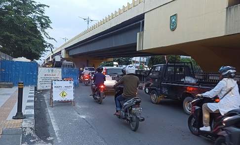 Jalan rusak dan bikin kemacetan akibat galian PDAM (foto/rahmat-halloriau)