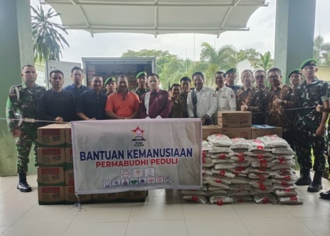 Permabudhi Riau serahkan bantuan untuk korban bencana Sumatera.(foto: istimewa)