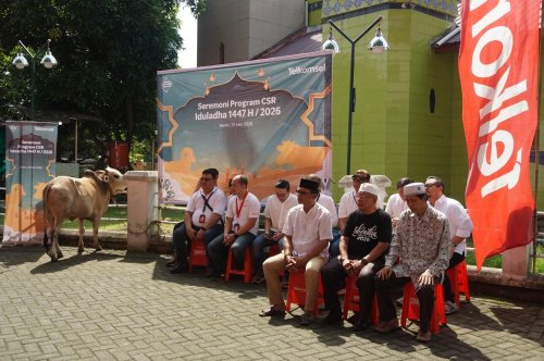 Telkomsel menyerahkan 10 sapi dan 100 kambing sebagai hewan kurban bagi penerima manfaat di Wilayah Sumatera. Simbolis penyerahan hewan kurban dilakukan di Masjid Jami Silalas Sei Deli, Medan, Senin (25/5/2026).(foto: istimewa)
