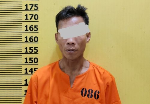 Tersangka pengedar narkoba saat diamankan di Mapolsek Langgam.(foto: andi/halloriau.com)