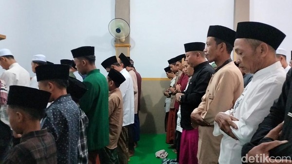 Jemaah Aboge Salat Idulfitri berdasarkan kalender nenek moyang (foto/detik)
