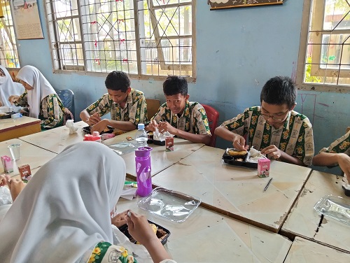 Keterlambatan pengiriman peralatan dapur berujung pada penundaan Makan Siang Gratis di Pekanbaru (foto/dini)