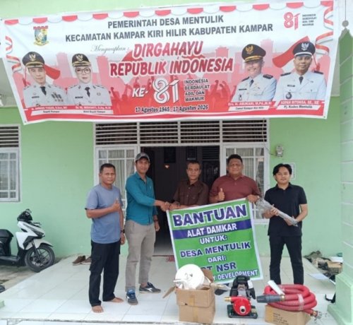 PT NSR serahkan bantuan pemadam api.