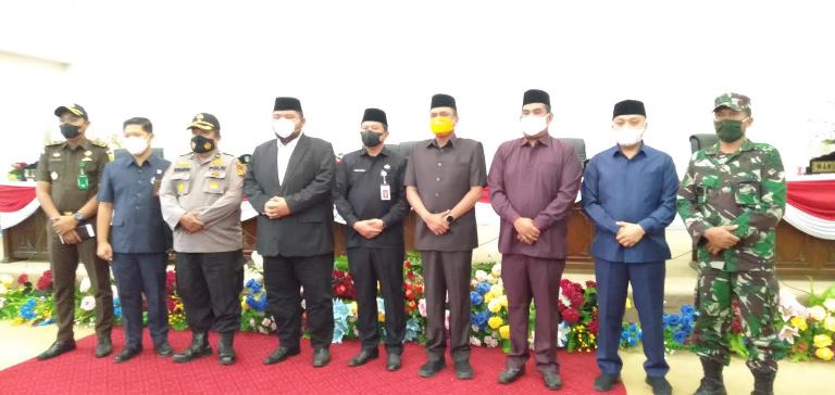 Ketua DPRD Novliwanda l, Sekda Abdul Haris dan tiga pimpinan DPRD, foto bersama usai rapat paripurna pengusulan pemberhentian Bupati Rohul Sukiman.
