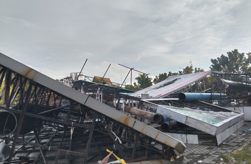 Pemko Pekanbaru tertibkan 80 tiang reklame bermasalah di Jalan Sudirman (foto/dini)