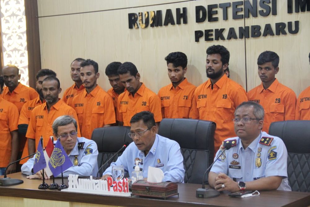 WNA Bangladesh saat diamankan ke Rudenim Pekanbaru.(foto: mcr)