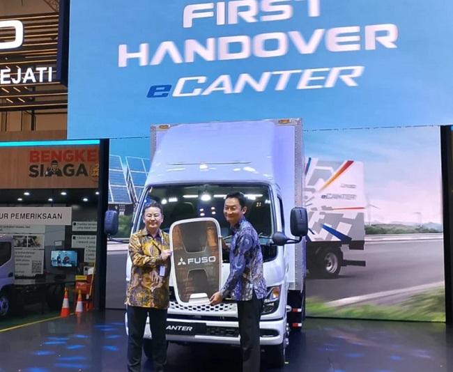 Penyerahan truk listrik Fuso eCanter.