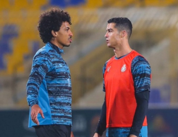 Cristiano Ronaldo (kanan) saat bertanding di Liga Arab Saudi.
