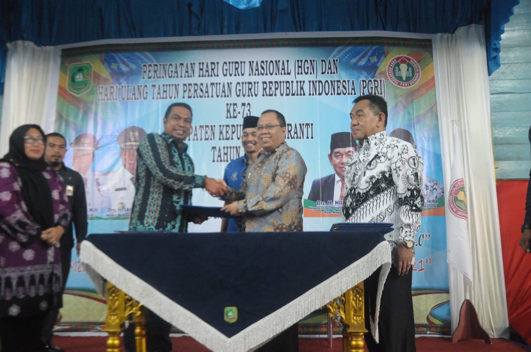 MoU program School Improvement PT RAPP langsung ditandatangani oleh Bupati Irwan Kepala Dinas Pendidikan Kabupaten, dan manajemen RAPP yang diwakili oleh Direktur Community Development (CD) RAPP, Marzum.