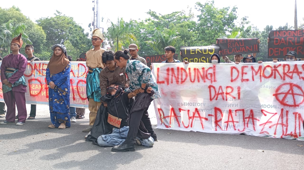 Aksi demo dan teatrikal menolak RUU Pilkada, Kamis (22/8/2024) (foto:Rinai/halloriau) 