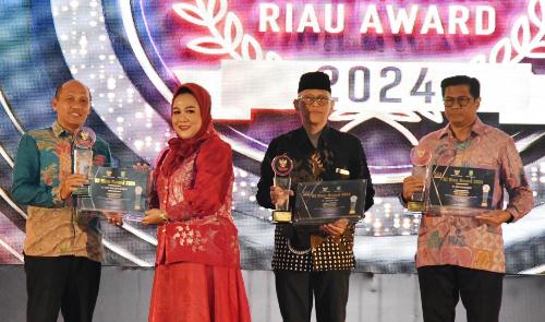 BRK Syariah keempat kalinya secara berturut-turut menerima penghargaan KI Award 2024, kualifikasi BUMD menuju Informatif.(foto: sri/halloriau.com)