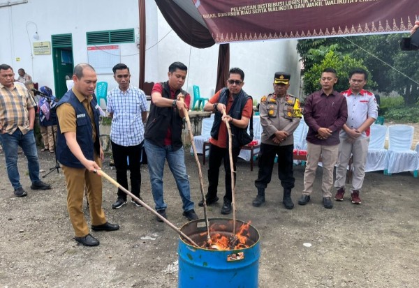 KPU Pekanbaru musnahkan surat suara rusak (foto/dini)