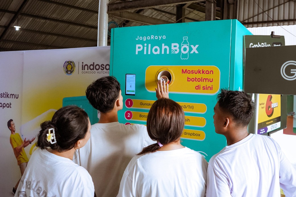 Indosat dan USU memilah sampah plastik melalui JagaRaya Pilahbox di Vokasi Expo 2025 (foto/ist)