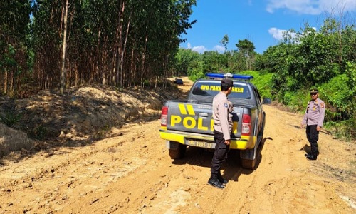 Kapolsek Sei Mandau, Iptu Pardomuan Aris Suranta menuju Dusun Bedeng.(foto: int)