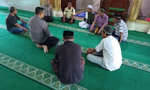 Bhabinkamtibmas Padang Bulan bersama jamaah Masjid Al Huda Senapelan.(foto: istimewa)