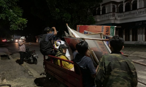 Bawaslu Pekanbaru dan Satpol PP mencopot semua alat peraga caleg dan parpol yang bandel dan melanggar undang-undang.(foto: rinai/halloriau.com)