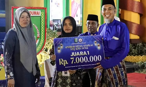 Walikota Dumai H. Paisal menyerahkan secara simbolis uang pembinaan kepada Kafilah Dumai yang berhasil menjadi juara MTQ Riau di Rengat.(foto: bambang/hallloriau.com)