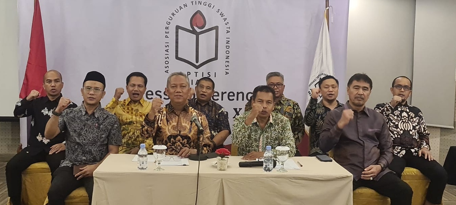 Ketua APTISI Wilayah X-B Riau Prof Dr H Syafrinaldi SH MCL bersama Pengurus APTISI Riau.(foto: istimewa)