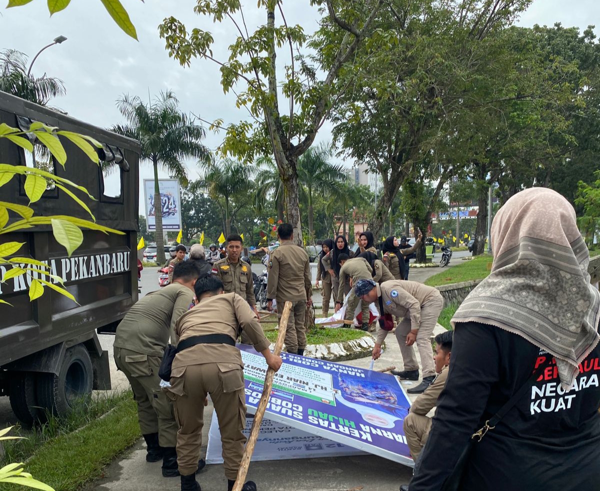 Bawaslu Pekanbaru dan tim saat lakukan penertiban APK yang menyalahi aturan (foto:ist)