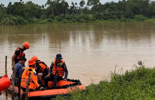 Tim SAR saat melakukan evakuasi jasad Riko yang tenggelam di Sungai Kuantan.(foto: mcr)
