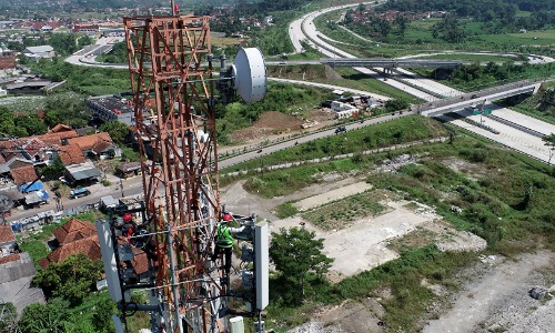 Para teknisi melakukan pemeliharaan salah satu perangkat BTS milik XL Axiata yang berlokasi tidak jauh dari Jalan Tol Cisumdawu di Kelurahan Jatimulya, Sumedang Utara, Sumedang, Jawa Barat, Kamis, (22/06).