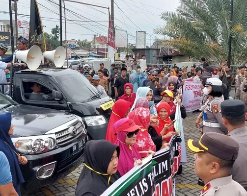 Forum Anti Maksiat menggelar aksi damai pada Jumat (10/1/2025) sore, menuntut pemerintah untuk menutup THM Chromatic Family Karaoke.