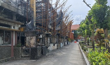 Puing-puing bangunan bekas Gedung B MPP masih berserakan di luar dan di dalam gedung (f0to/rahmat-halloriau)