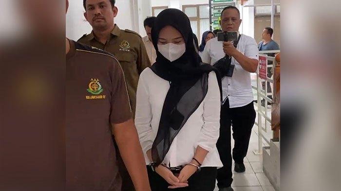 Marisa Putri tampil berbeda saat pembacan hukuman di pengadilan (foto/tribunpku)