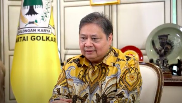 Airlangga Hartarto menyampaikan pengunduran diri dari Ketua Umum Golkar.(foto: detik.com)