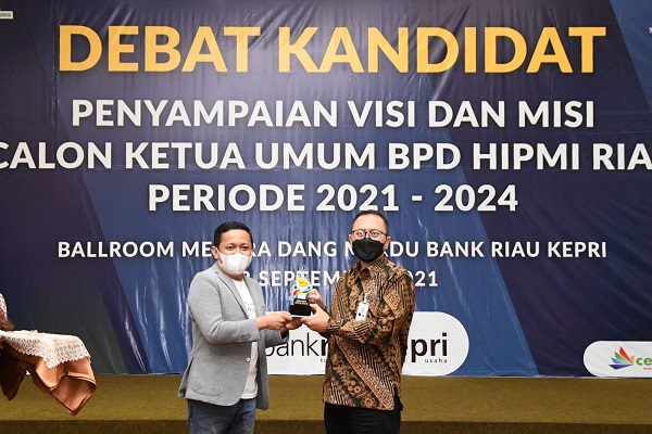 Direktur Utama Bank Riau Kepri, Andi Buchari menjadi salah satu dari 3 panelis dalam acara Debat Kandidat penyampaian visi dan misi calon ketua umum BPD Hipmi Riau periode 2021-2024
