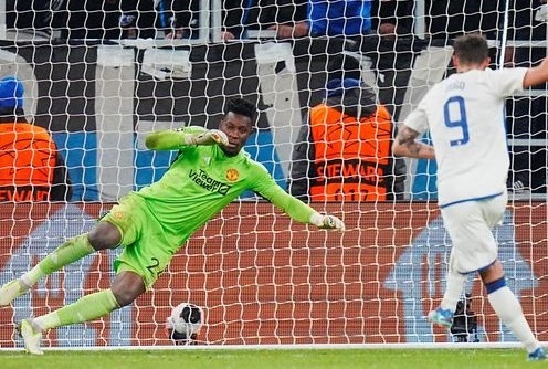 Penalti Diogo Goncalves membuat skor imbang 2-2. (Foto: via REUTERS/RITZAU SCANPIX DENMARK)