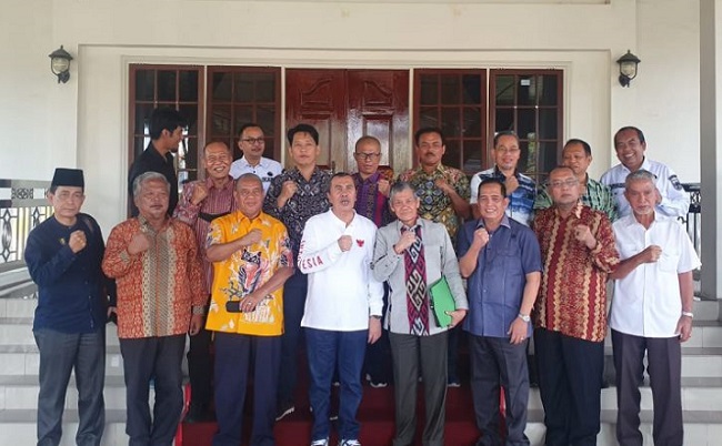 Gubernur Riau Syamsuar (tengah) saat menjamu Tim Inisiator Pemekaran Kabupaten Kota Provinsi Riau di kediaman, Pekanbaru, Rabu (1/2/2023).