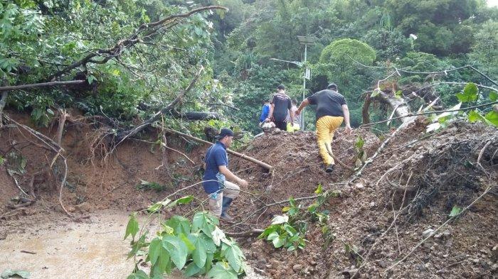 Longsor Sebabkan Jalan Raya Padang Solok Putus Total Macet Hingga Km