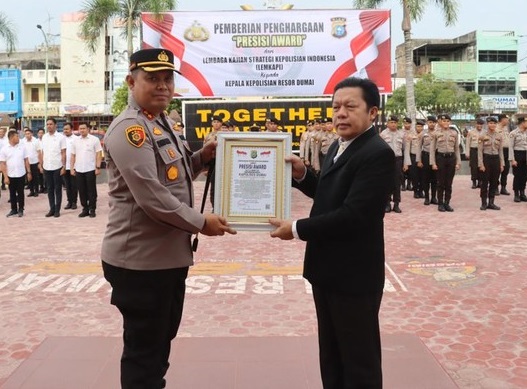 Foto: Kapolres Dumai raih penghargaan dari Lemkapi. (Dok Polres Dumai)